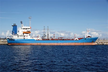 The tanker is moored in the port and loaded fuel Foto de stock - Super Valor sin royalties y Suscripción, Código: 400-04424701