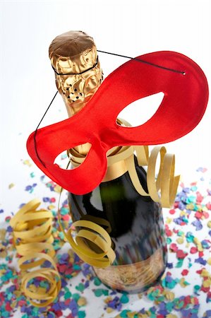 simsearch:400-05082002,k - Champagne bottle with red mask, ribbons and confetti Photographie de stock - Aubaine LD & Abonnement, Code: 400-04425285