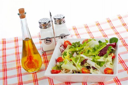 simsearch:400-03914146,k - Olive oil bottle, green salad in the bowl, salt and pepper Photographie de stock - Aubaine LD & Abonnement, Code: 400-04425288