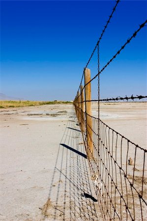 simsearch:400-04975317,k - Fence in the Salt Lake in Summer in Utah with Clear Blue Skies Fotografie stock - Microstock e Abbonamento, Codice: 400-04425567