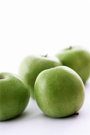 simsearch:400-07823938,k - Fresh green apples on a white background. Photographie de stock - Aubaine LD & Abonnement, Code: 400-04426057