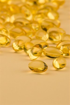 simsearch:400-05083194,k - Cod liver oil capsules against a plain background Foto de stock - Super Valor sin royalties y Suscripción, Código: 400-04428544