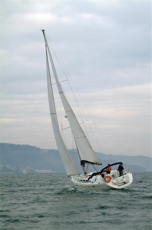 sailings ships on a cloudy day near ground Photographie de stock - Aubaine LD & Abonnement, Code: 400-04429898