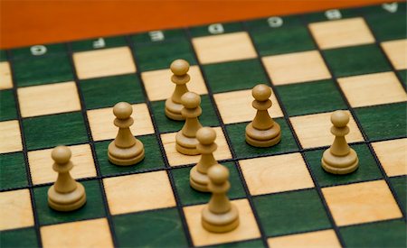chess pieces forming an arrow focus on center Foto de stock - Super Valor sin royalties y Suscripción, Código: 400-04429912
