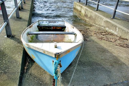 simsearch:400-06064328,k - damaged small old rowing boat on slipway Stockbilder - Microstock & Abonnement, Bildnummer: 400-04429976