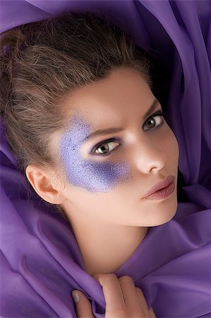 simsearch:400-04420197,k - beauty shot of a young girl with purple glitter make up on her eyes laying on purple satin Foto de stock - Super Valor sin royalties y Suscripción, Código: 400-04420200