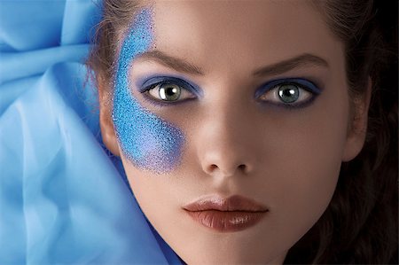 simsearch:400-04420197,k - beauty portrait of beautiful girl with blue glitter make up and surrounded by blue fabric Foto de stock - Super Valor sin royalties y Suscripción, Código: 400-04420202