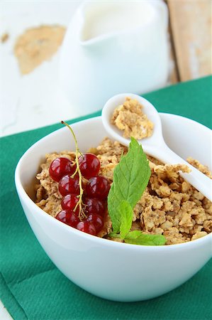 simsearch:400-05735704,k - bowl of cornflakes with milk and  berries, healthy breakfast Photographie de stock - Aubaine LD & Abonnement, Code: 400-04421104