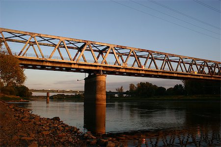 saxony-anhalt - Railway bridge over the Elbe in Dessau-Roßlau / Saxony-Anhalt, in the twilight Photographie de stock - Aubaine LD & Abonnement, Code: 400-04421266