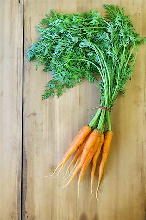 simsearch:400-03964348,k - Fresh organic carrots with leaves on a wooden background Stockbilder - Microstock & Abonnement, Bildnummer: 400-04422069
