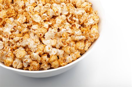 simsearch:400-04913050,k - Full bowl of fresh popcorn on white background Photographie de stock - Aubaine LD & Abonnement, Code: 400-04422086