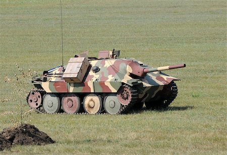 World War II era tank in a green field Photographie de stock - Aubaine LD & Abonnement, Code: 400-04422093