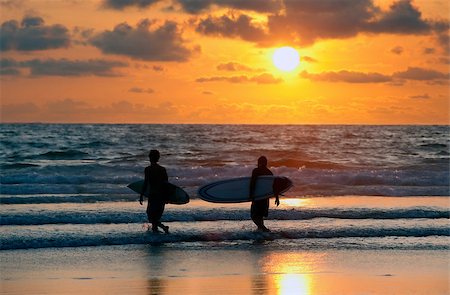 Silhouettes of three surfers at red sunset. Kuta beach. Bali Foto de stock - Super Valor sin royalties y Suscripción, Código: 400-04422107