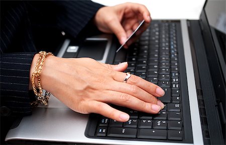 simsearch:400-04382597,k - Woman with credit card using the laptop computer for internet shopping Stock Photo - Budget Royalty-Free & Subscription, Code: 400-04422109