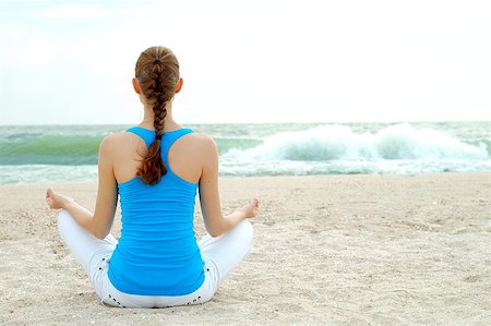 Beautiful woman practice yoga on the beach Photographie de stock - Aubaine LD & Abonnement, Code: 400-04422343