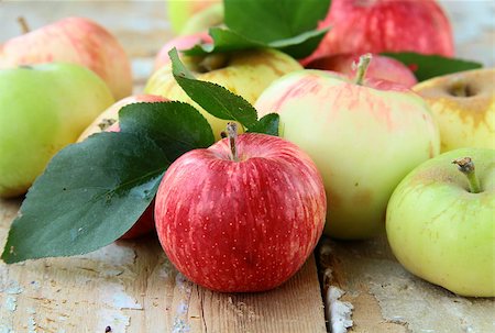 simsearch:400-07714506,k - Red,green and yellow apples with leaves on wooden table Photographie de stock - Aubaine LD & Abonnement, Code: 400-04422586