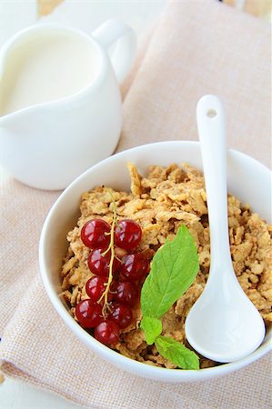 simsearch:400-04866989,k - bowl of cornflakes with milk and  berries, healthy breakfast Stockbilder - Microstock & Abonnement, Bildnummer: 400-04422580
