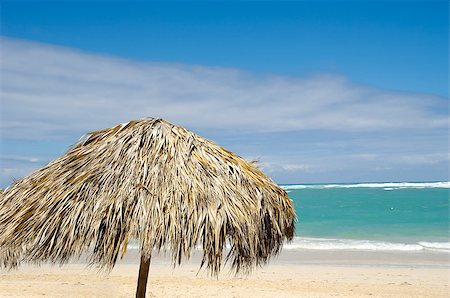 simsearch:400-04893796,k - Parasol made out of palm leafs on beach. Foto de stock - Super Valor sin royalties y Suscripción, Código: 400-04422723