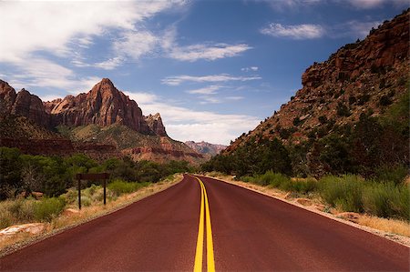 simsearch:400-07316200,k - Road through Zion Canyon National Park, Utah Photographie de stock - Aubaine LD & Abonnement, Code: 400-04422763