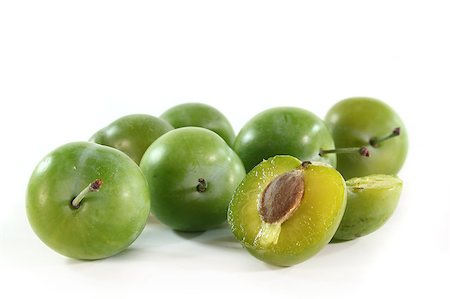 fresh green plums on a white background Foto de stock - Super Valor sin royalties y Suscripción, Código: 400-04422828