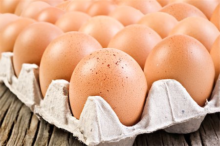 docena - Fresh healthy eggs from the farm ready to be cooked Foto de stock - Super Valor sin royalties y Suscripción, Código: 400-04423385