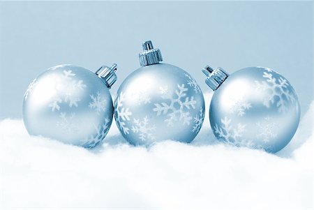 simsearch:400-05382600,k - Three holiday baubles on some fake snow and coloured in blue monochrome. Stockbilder - Microstock & Abonnement, Bildnummer: 400-04423711