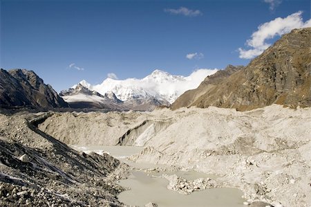 simsearch:400-04433572,k - Ngozumpa Glacier as see from crossing from Dragnag to Gokyo. Cho Oyu is seen in the background. Fotografie stock - Microstock e Abbonamento, Codice: 400-04434307