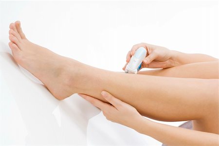 simsearch:400-08131957,k - nice closeup of cute and young girl dressing white towel and shaving her legs Stockbilder - Microstock & Abonnement, Bildnummer: 400-04434810