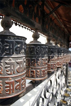 rueda de oración - Prayer Wheels at the Swayambhunath Temple in Kathmandu, Nepal. Foto de stock - Super Valor sin royalties y Suscripción, Código: 400-04434863