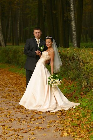 simsearch:400-04440941,k - Beautiful newly married pair in park Fotografie stock - Microstock e Abbonamento, Codice: 400-04434989