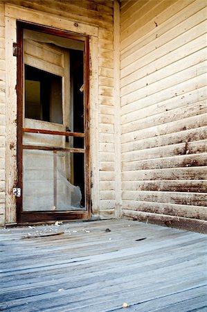 simsearch:400-04935476,k - front door of what many believe is an old haunted house in rural wyoming Fotografie stock - Microstock e Abbonamento, Codice: 400-04435670