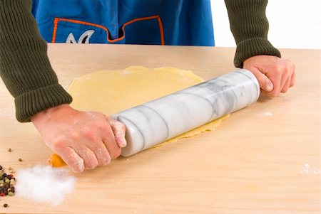 fettucine - Rolling pasta dough Stockbilder - Microstock & Abonnement, Bildnummer: 400-04435981