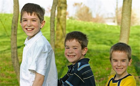 simsearch:400-05166871,k - Three Boys smiling all in a row Foto de stock - Royalty-Free Super Valor e Assinatura, Número: 400-04436215