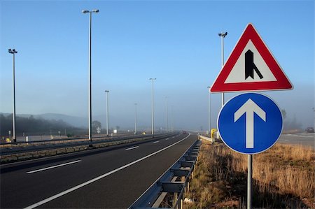 signs in foggy motorway in Croatia Foto de stock - Super Valor sin royalties y Suscripción, Código: 400-04436261