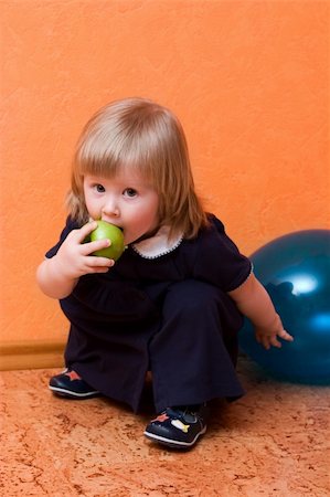 simsearch:400-07568470,k - cute little girl with green apple sitting on the floor Stockbilder - Microstock & Abonnement, Bildnummer: 400-04436293