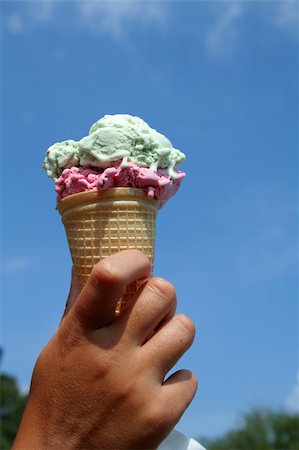 pistachio ice cream - strawberry and pistachio ice cream Photographie de stock - Aubaine LD & Abonnement, Code: 400-04436336