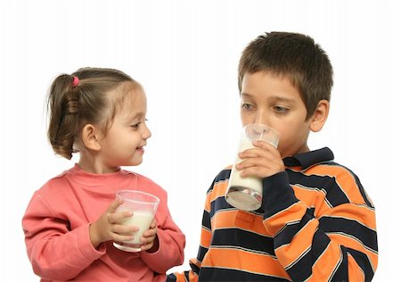 simsearch:400-04218582,k - Children drinking milk together Stockbilder - Microstock & Abonnement, Bildnummer: 400-04436445