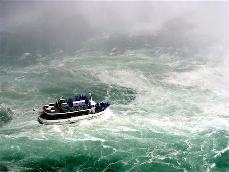 Forward to the hell of falling water in Niagara falls with the tourist tour ship. Foto de stock - Super Valor sin royalties y Suscripción, Código: 400-04437193