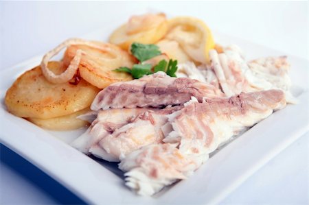 Gilthead Bream fish cooked with potato slices in a white dish Foto de stock - Royalty-Free Super Valor e Assinatura, Número: 400-04437312