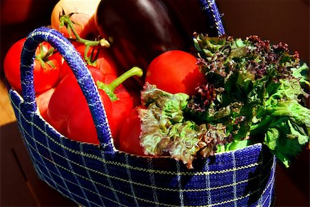 simsearch:700-02935592,k - Fresh vegetables and fruits in a basket Photographie de stock - Aubaine LD & Abonnement, Code: 400-04437498