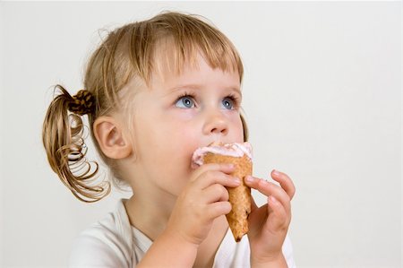 young girl eating tasty ice cream Photographie de stock - Aubaine LD & Abonnement, Code: 400-04437533