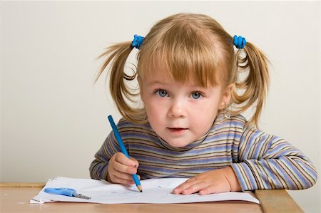 young pretty girl learn drawing with blue pen Foto de stock - Super Valor sin royalties y Suscripción, Código: 400-04437544