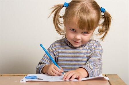 young pretty girl learn drawing with blue pen Foto de stock - Super Valor sin royalties y Suscripción, Código: 400-04437545