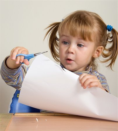 child two years cutting paper with scissors Photographie de stock - Aubaine LD & Abonnement, Code: 400-04438016