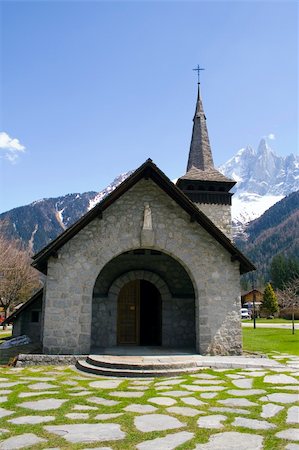 Beautiful chapel with mountains in background (Chamonix, Mt. Blanc, France) Foto de stock - Super Valor sin royalties y Suscripción, Código: 400-04438049