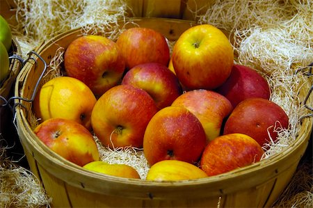 simsearch:400-06699773,k - A bunch of apples in a wooden basket Photographie de stock - Aubaine LD & Abonnement, Code: 400-04438123