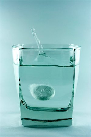 simsearch:400-07681009,k - An aspirin tablet sinking in the glass with water. Stockbilder - Microstock & Abonnement, Bildnummer: 400-04438702