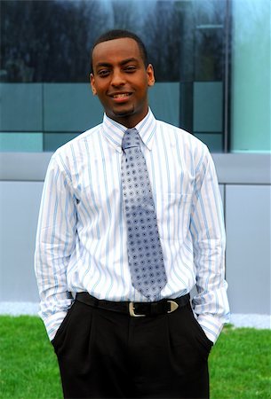 simsearch:400-03916433,k - Portrait of a young handsome businessman next to a corporate building Foto de stock - Super Valor sin royalties y Suscripción, Código: 400-04438899