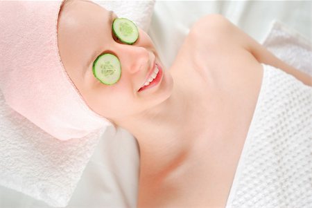 simsearch:400-03916522,k - Woman laying on towel with cucumbers on her eyes Foto de stock - Super Valor sin royalties y Suscripción, Código: 400-04439003