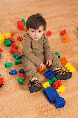 simsearch:400-04467628,k - baby playing in empty room on laminated flooring Photographie de stock - Aubaine LD & Abonnement, Code: 400-04439326